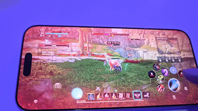 2일 서울 성수동에서 열린 '애플 게임 쇼케이스'에서 아이폰 17 프로로 구동한 엔씨소프트의 아이온2./사진=이찬종 기자