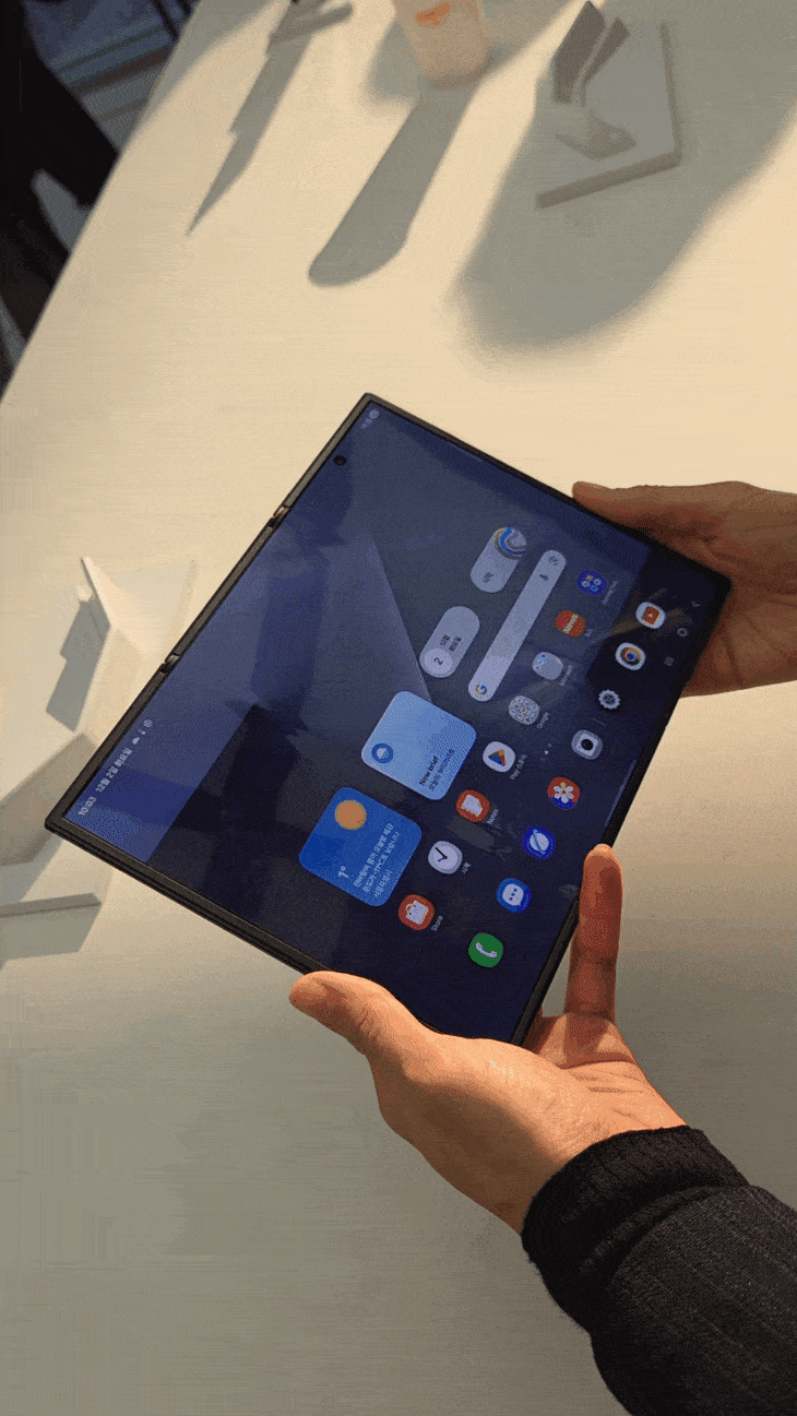 2일 삼성전자가 공개한 2번 접는 폴더블 스마트폰 ‘갤럭시 Z 트라이폴드’의 모습. 화면 양쪽을 모두 안으로 접는 ‘인폴딩’ 구조로 설계됐다. 곽소영 기자