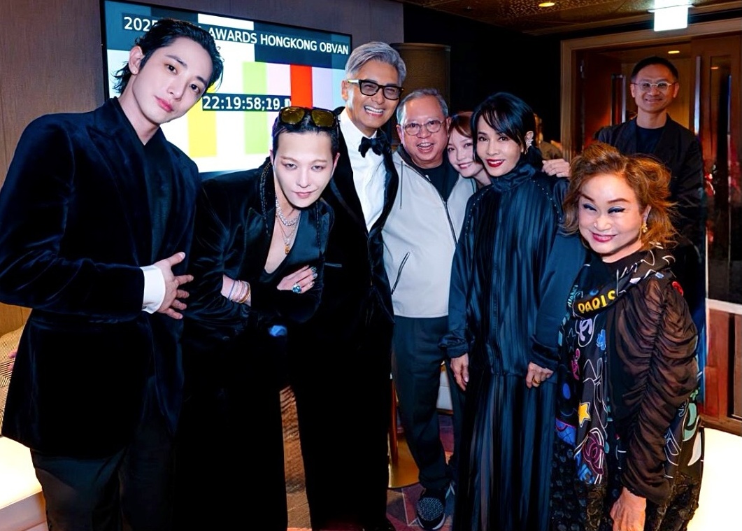 G-Dragon takes a photo at the MAMA AWARDS.