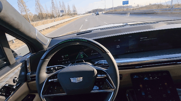 캐딜락 '에스컬레이드 IQ' 슈퍼크루즈 기능이 작동하고 있다 (사진=이데일리 이배운 기자)