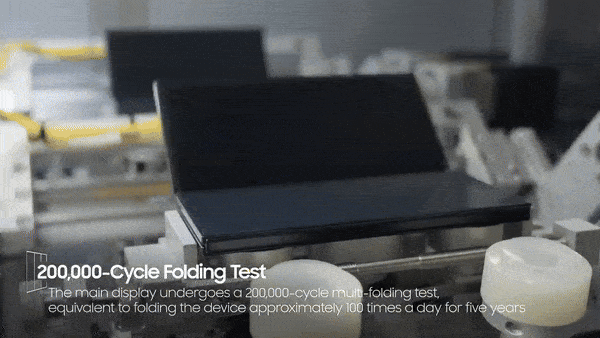 삼성전자가 갤럭시Z트라이폴드의 내구성 테스트 영상을 공개했다. (영상=삼성전자 유튜브)