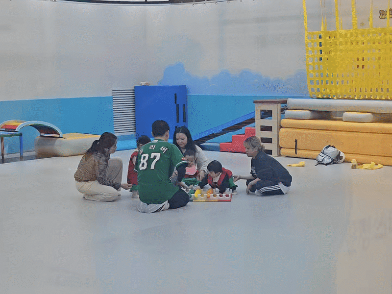 3일 경기도 파주시 '스타필드 빌리지 운정' 내 가족 특화 콘텐츠 구역 '클래스콕'에서 아이들이 놀이를 하고 있는 모습. /정재훤 기자