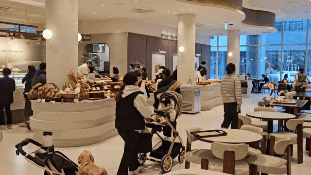 3일 경기도 파주시 '스타필드 빌리지 운정' 매장 내 유모차를 끌고 온 부모들과 반려견을 동반한 견주들의 모습. /정재훤 기자