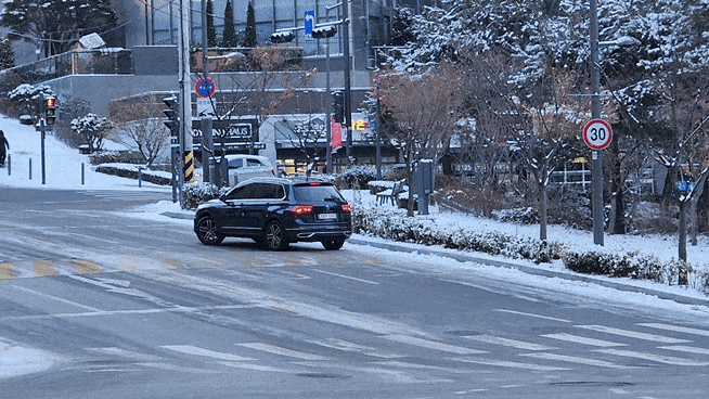 5일 오전 8시께 서울 마포구 염리동 인근 경사로가 얼어 한 차량의 바퀴가 헛돌고 있다. 이영기 기자.