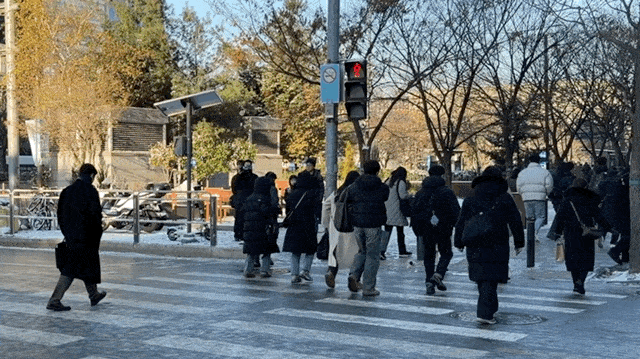 5일 오전 서울 영등포구 여의도 일대 횡단보도에서 한 행인이 급히 뛰다가 넘어질 뻔한 아찔한 장면도 연출됐다. 전새날 기자.