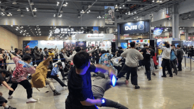 지난 5일 'AGF 2025'가 열린 일산 킨텍스 전시장에서 관람객들이 DJ 공연을 즐기고 있다./김수정 기자