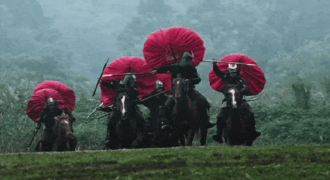대충 이런 느낌이리라. 이름하여 빨간풍선단(아카호로슈 赤母衣衆)! 일본 전국시대 세키가하라 전투에서 빨간 호로를 달고 전투에 임한 무사는 도쿠가와 이에야스 직속 정예 호위병이다. 제삼자의 시각에선 좀 웃기기도 하지만, 당시 병졸의 눈에는 사신처럼 보였으리라. [사진 출처=도호 영화 ‘세키가하라 関ヶ原’(2017)]