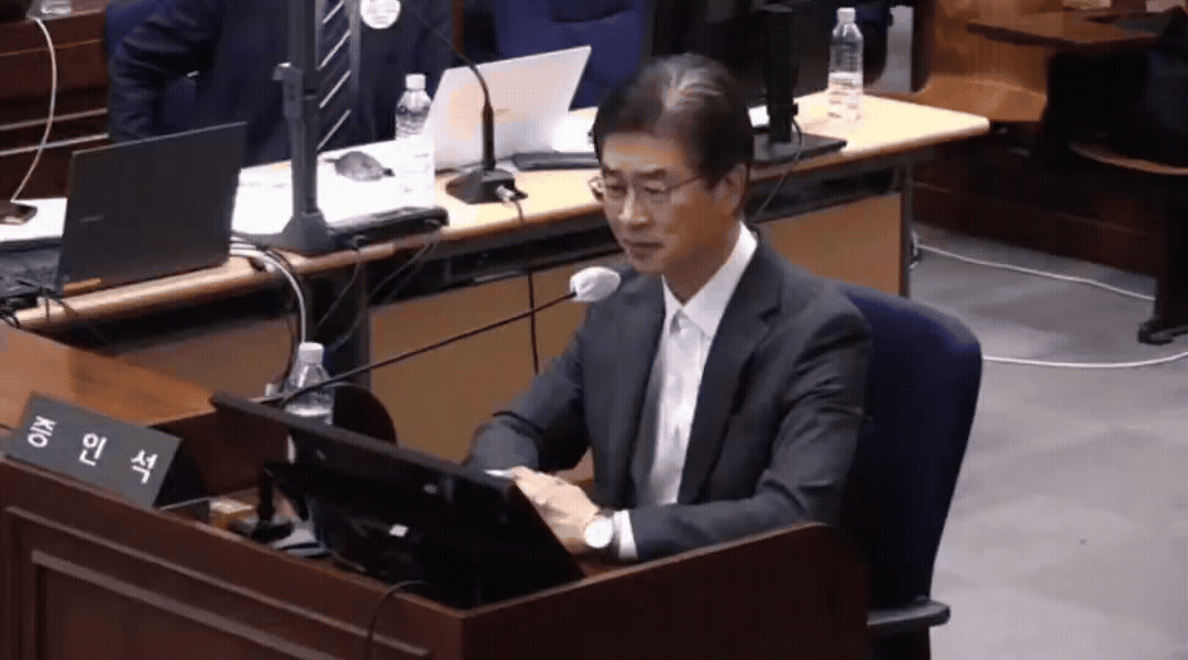 내란 우두머리 혐의 재판에 증인으로 출석해 증언하다 눈물을 흘리는 김봉식 전 서울청장