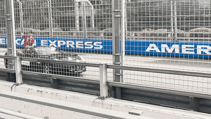 스탠딩의 장점은 드라이버 퍼레이드를 누구보다 가까이서 볼 수 있다는 것. 올해 최고의 순간을 물어본다면 고민도 없이 이때를 꼽을 것이다.  / 사진= 문서연 여행+ 기자