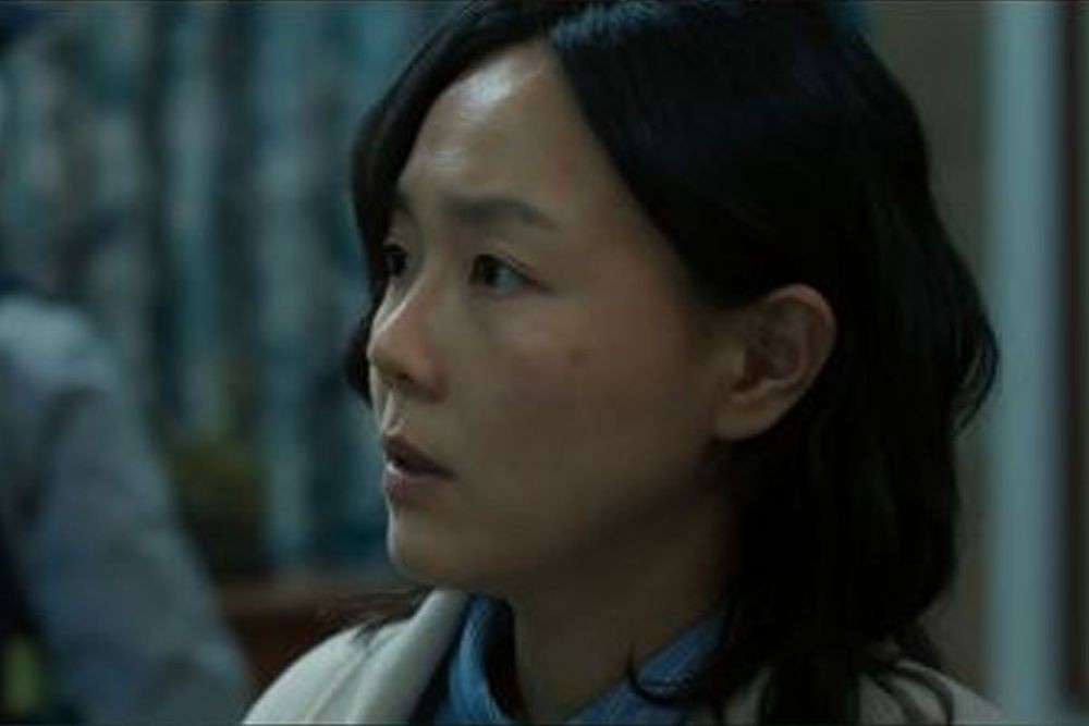 노란 수영복에 섹시한 몸매 어필하는 존예 처자