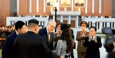 작년 10월 노동당 창건 79주년 경축연회에 참석한 김정은 국무위원장이 딸 주애의 허리를 살짝 치자 김주애가 마체고라 대사와 귓속말하고 있다. /조선중앙TV