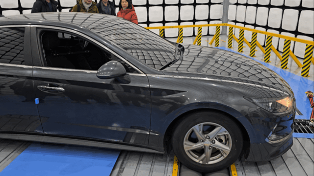 한국교통안전공단(TS) 자동차안전연구원 사이버보안센터 내 실차실험실에서 차선유지보조시스템(LKAS) 해킹을 가정한 상황이 시연되고 있다./촬영=김준희 기자 kjun@