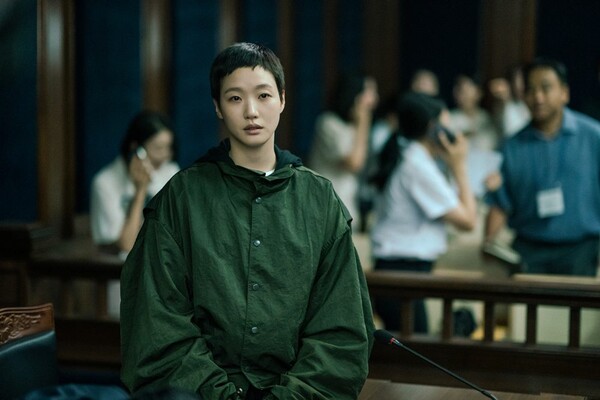 노란 수영복에 섹시한 몸매 어필하는 존예 처자