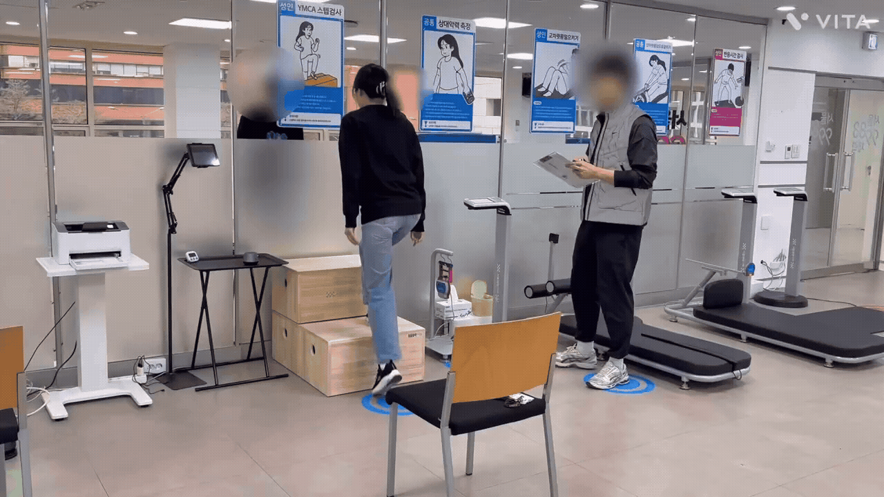 10일 오후 1시쯤 서울 송파구 보건소 내 체력인증센터에서 YMCA 스텝검사를 진행하는 기자의 모습./ 이유경 기자