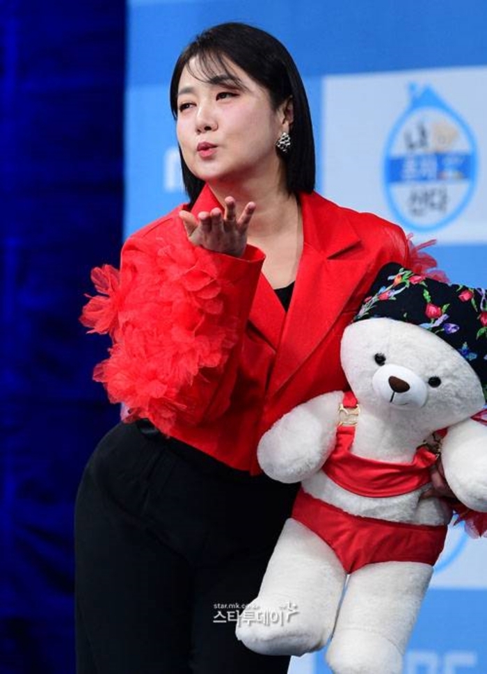 노란 수영복에 섹시한 몸매 어필하는 존예 처자