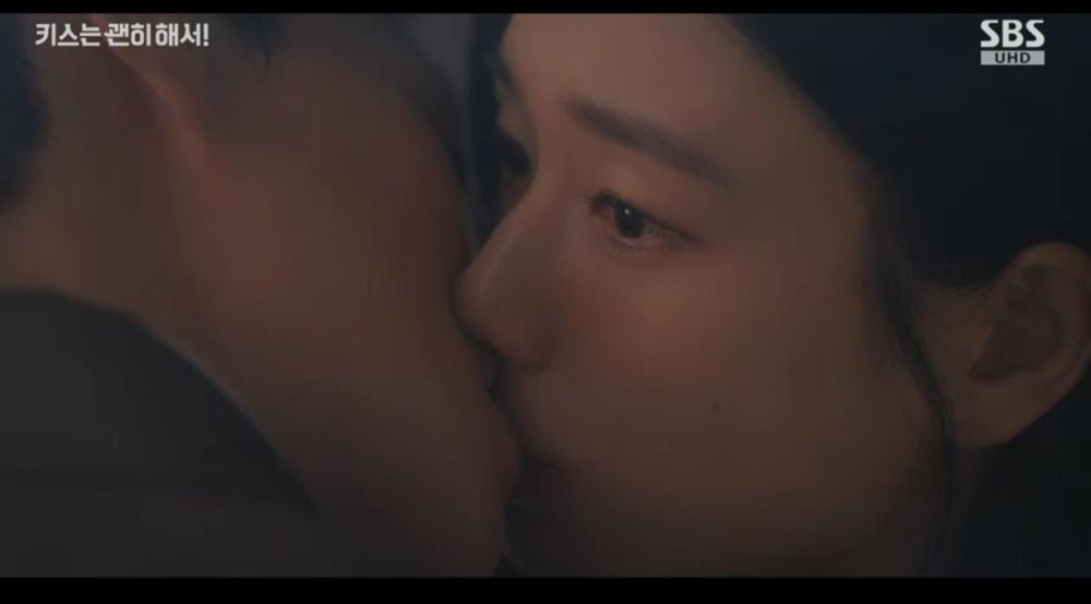 노란 수영복에 섹시한 몸매 어필하는 존예 처자