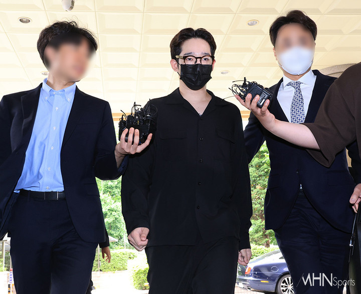 노란 수영복에 섹시한 몸매 어필하는 존예 처자