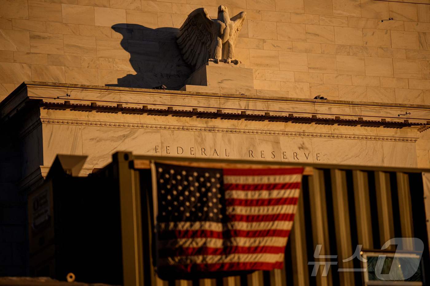 美 금리 인하에도 주춤한 비트코인…위험 회피 심리에 1%대 약세[코인브리핑]