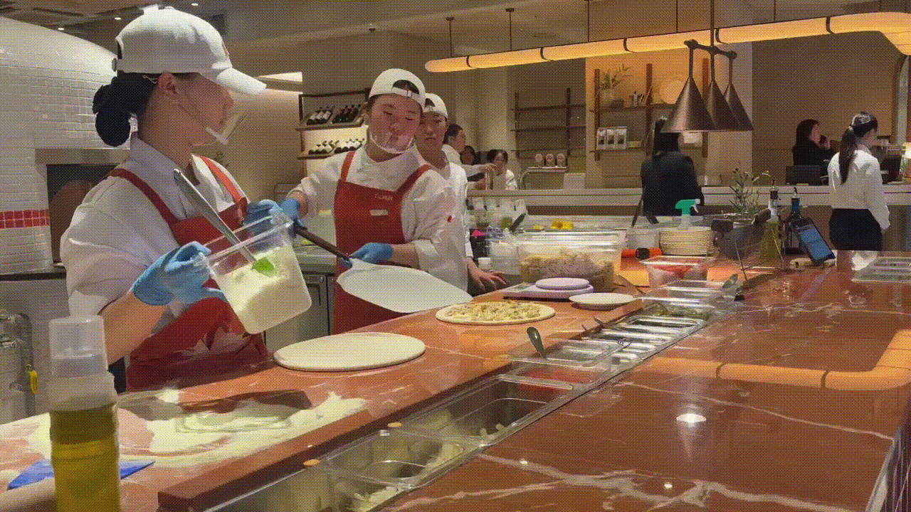 11일 서울 종로구 광화문역 인근 첫 문을 연 ‘올리페페’에서 피자를 만들고 있다. 개방형 주방으로 고객이 피자를 만드는 과정을 볼 수 있다. 박연수 기자