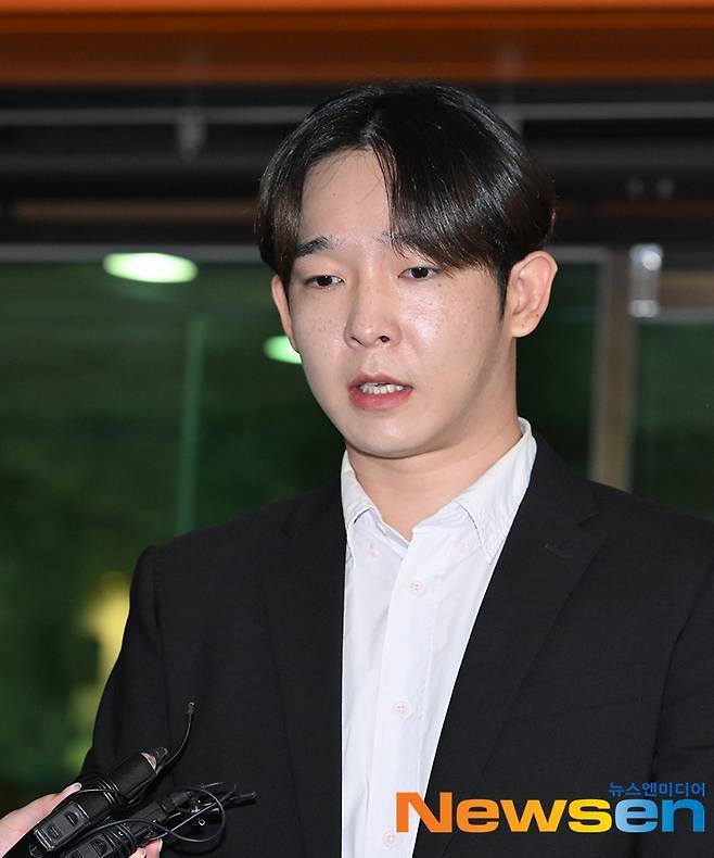 노란 수영복에 섹시한 몸매 어필하는 존예 처자