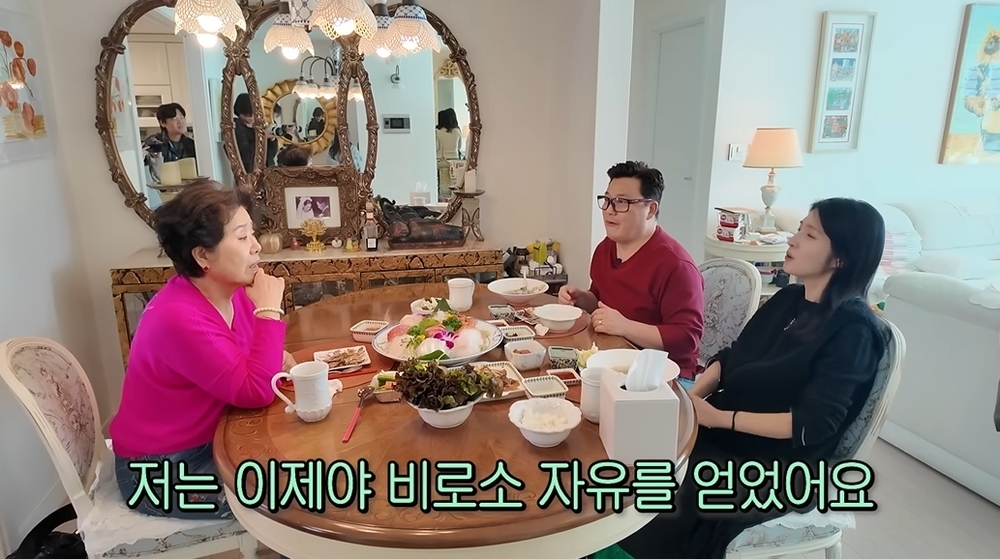 노란 수영복에 섹시한 몸매 어필하는 존예 처자