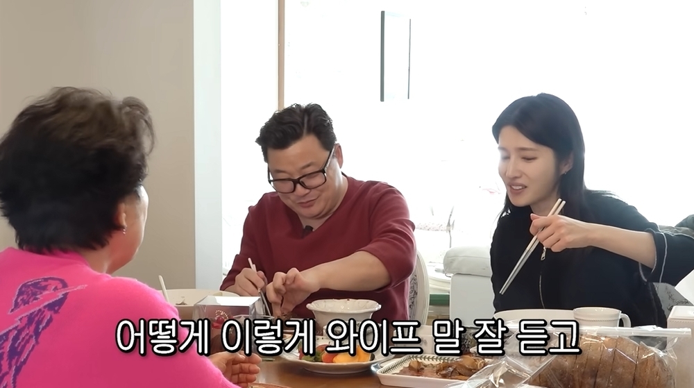 노란 수영복에 섹시한 몸매 어필하는 존예 처자