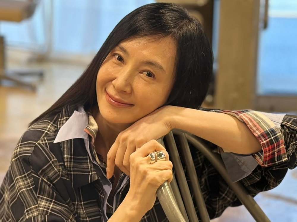 노란 수영복에 섹시한 몸매 어필하는 존예 처자