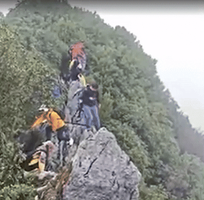 [뉴시스]중국 화잉산 정상에서 한 관광객이 절벽 아래로 떨어졌다. (영상 = 더 선 갈무리) *재판매 및 DB 금지