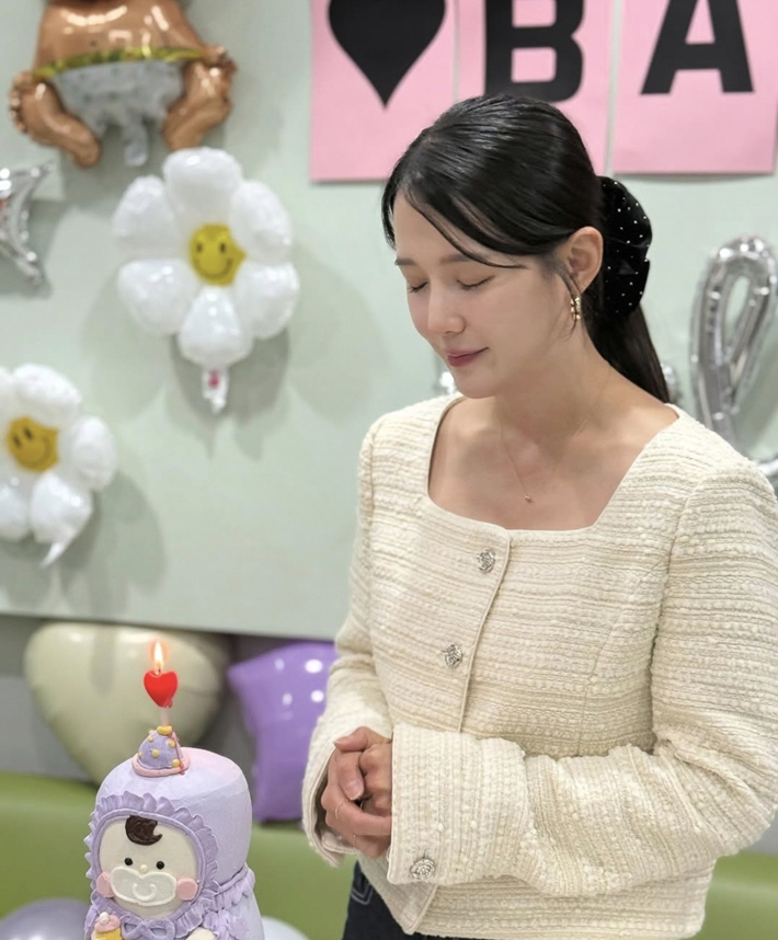 노란 수영복에 섹시한 몸매 어필하는 존예 처자