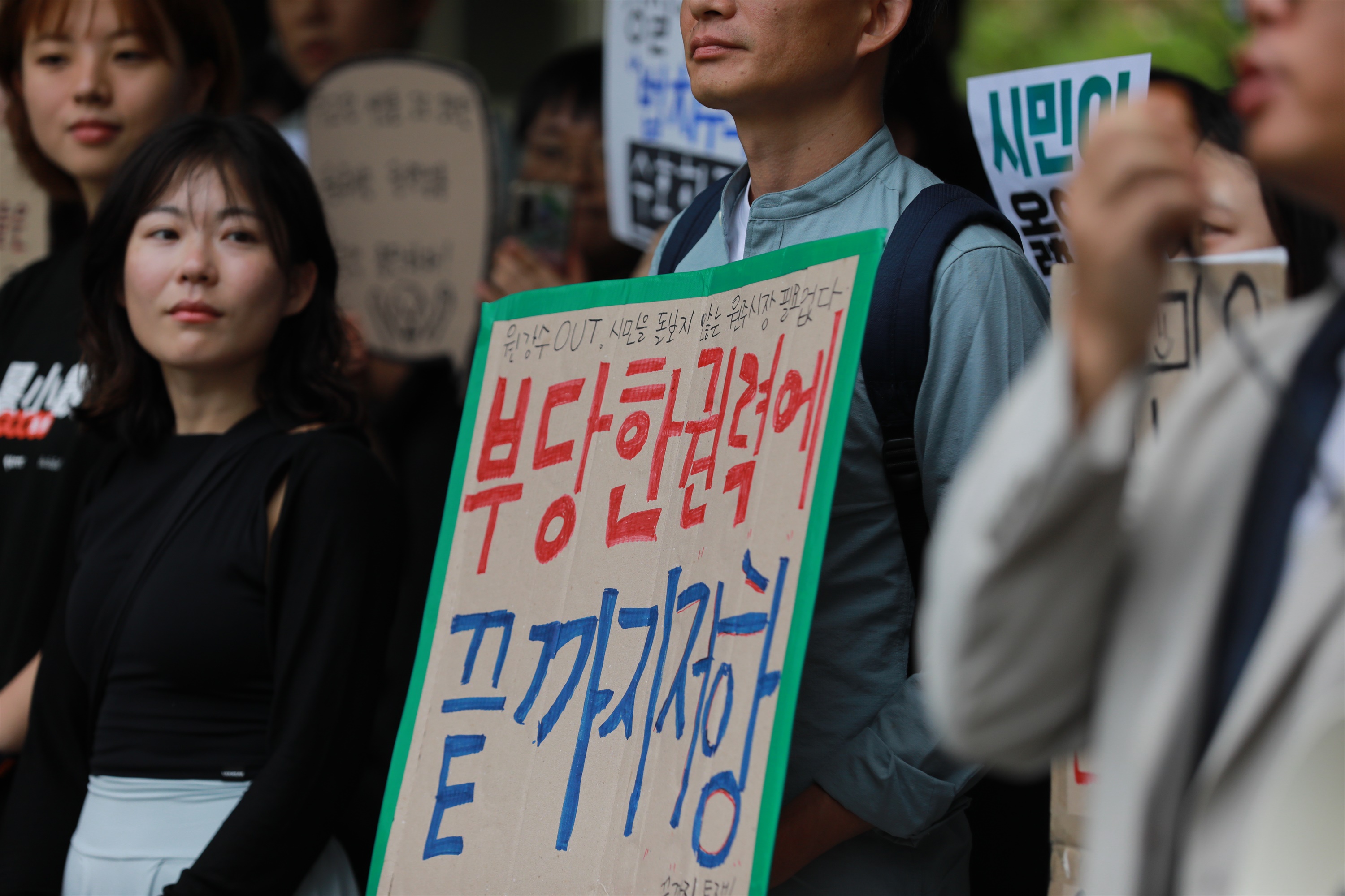 노란 수영복에 섹시한 몸매 어필하는 존예 처자