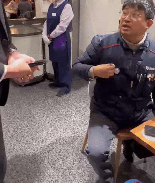 10일 저녁 7시쯤 쿠팡 사옥 앞 집회 참석 후 다른 금속노조 거제통영고성조선하청지회 조합원들과 저녁 식사를 위해 서울 송파구 롯데백화점 잠실점 식당가를 방문한 이김춘택 조선하청지회 사무장이 복장 규정을 들며 ‘노조 조끼’ 탈의를 요구하는 백화점 보안요원에게 항의하고 있다. 2025.12.10 엑스