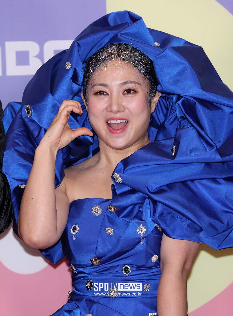 노란 수영복에 섹시한 몸매 어필하는 존예 처자