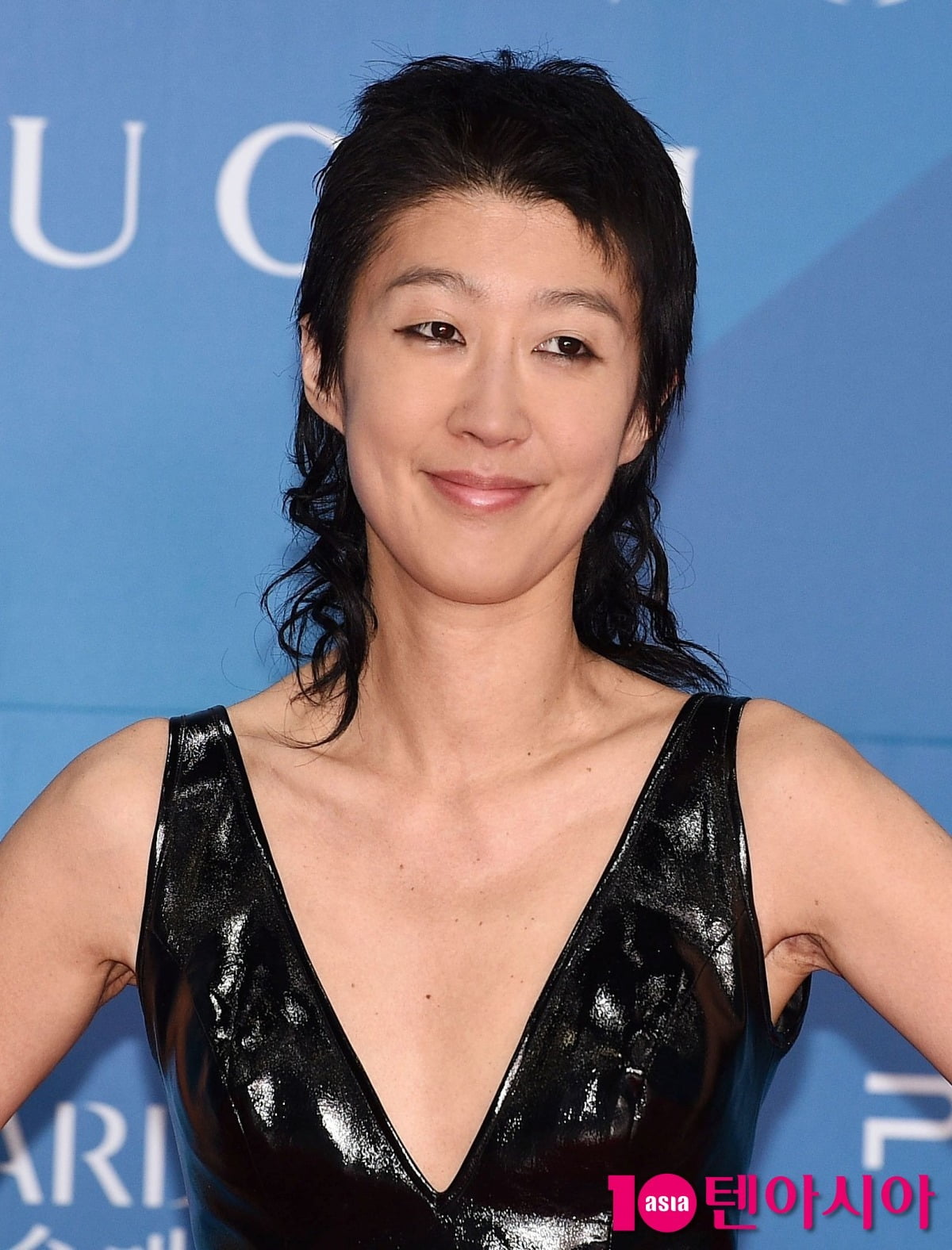 노란 수영복에 섹시한 몸매 어필하는 존예 처자