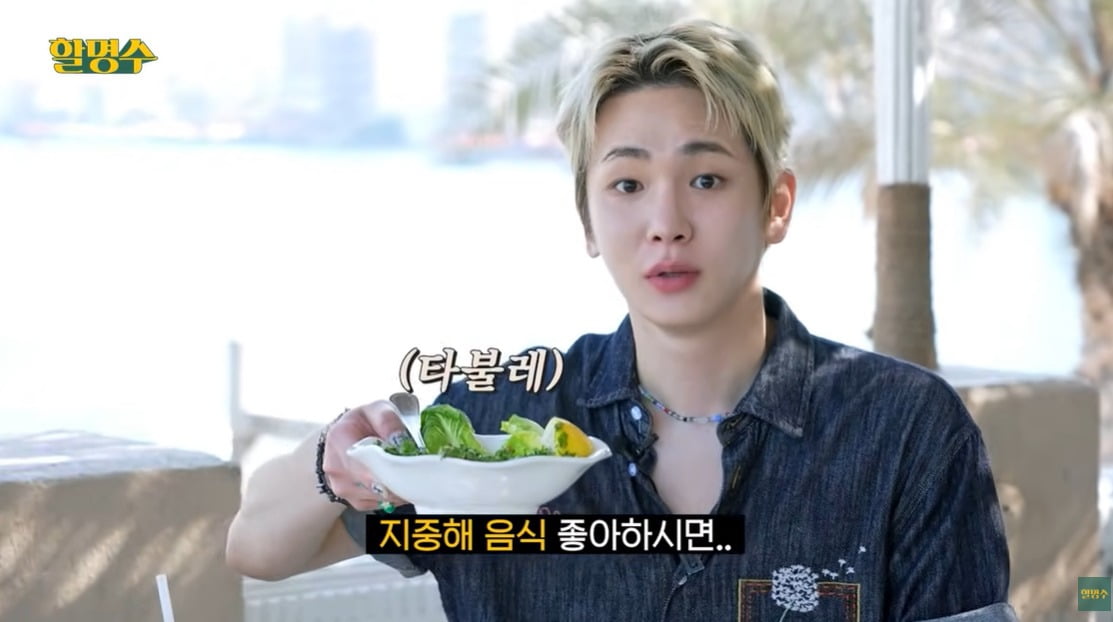 노란 수영복에 섹시한 몸매 어필하는 존예 처자