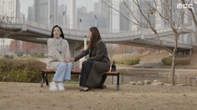 노란 수영복에 섹시한 몸매 어필하는 존예 처자