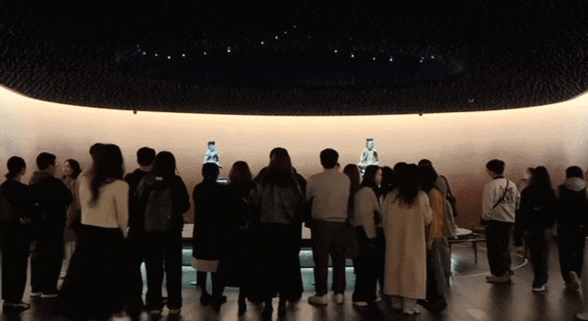 지난 11일 오후 2시쯤 서울 용산구 국립중앙박물관 '사유의 방'에서 국보 제78호 금동반가사유상(왼쪽)과 제83호 금동반가사유상 앞에 관람객들이 모여있다. /이유경 기자