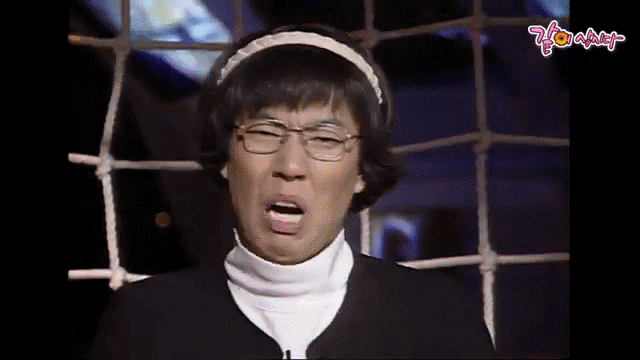 '시사터치! 코미디 파일'에서 김영철이 1999년 '옷 로비' 사건으로 청문회에 출석한 강인덕 전 통일부 장관 부인 배정숙씨를 패러디한 캐릭터로 연기하고 있다. 배씨는 의원들이 질문에 "미안합니다, 몸이 아파서"를 연발해 논란을 빚었다. 김영철이 한 성대모사는 그해 최고의 유행어 중 하나였다. KBS 영상 캡처