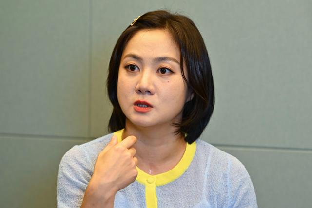 노란 수영복에 섹시한 몸매 어필하는 존예 처자