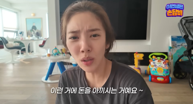 노란 수영복에 섹시한 몸매 어필하는 존예 처자