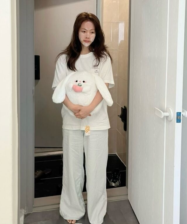 노란 수영복에 섹시한 몸매 어필하는 존예 처자