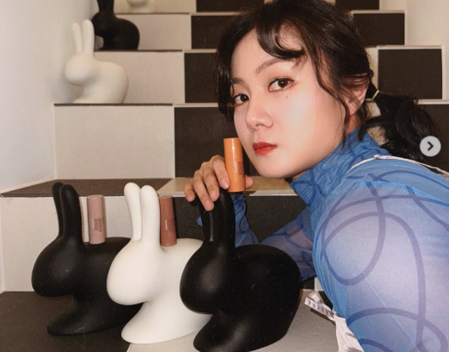 노란 수영복에 섹시한 몸매 어필하는 존예 처자