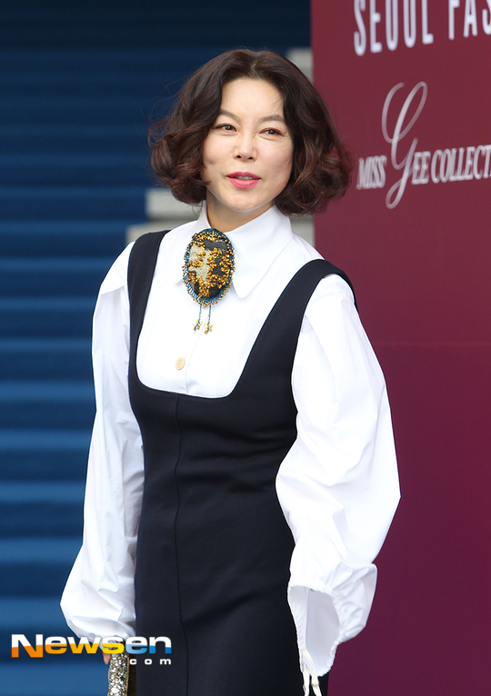 노란 수영복에 섹시한 몸매 어필하는 존예 처자