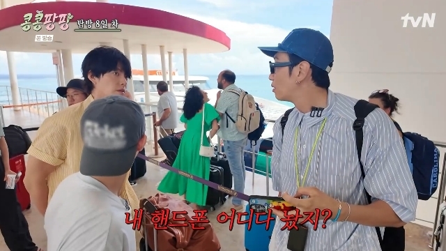 노란 수영복에 섹시한 몸매 어필하는 존예 처자