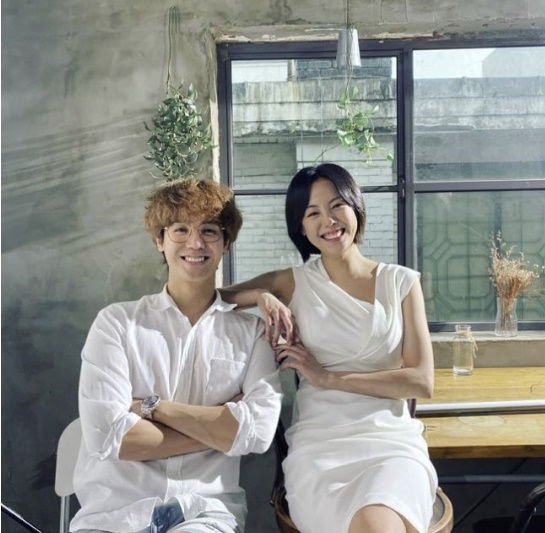 노란 수영복에 섹시한 몸매 어필하는 존예 처자