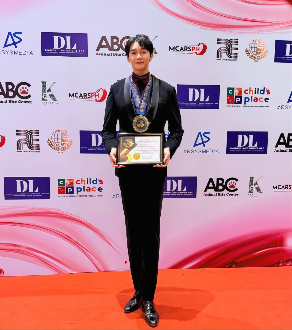 노란 수영복에 섹시한 몸매 어필하는 존예 처자