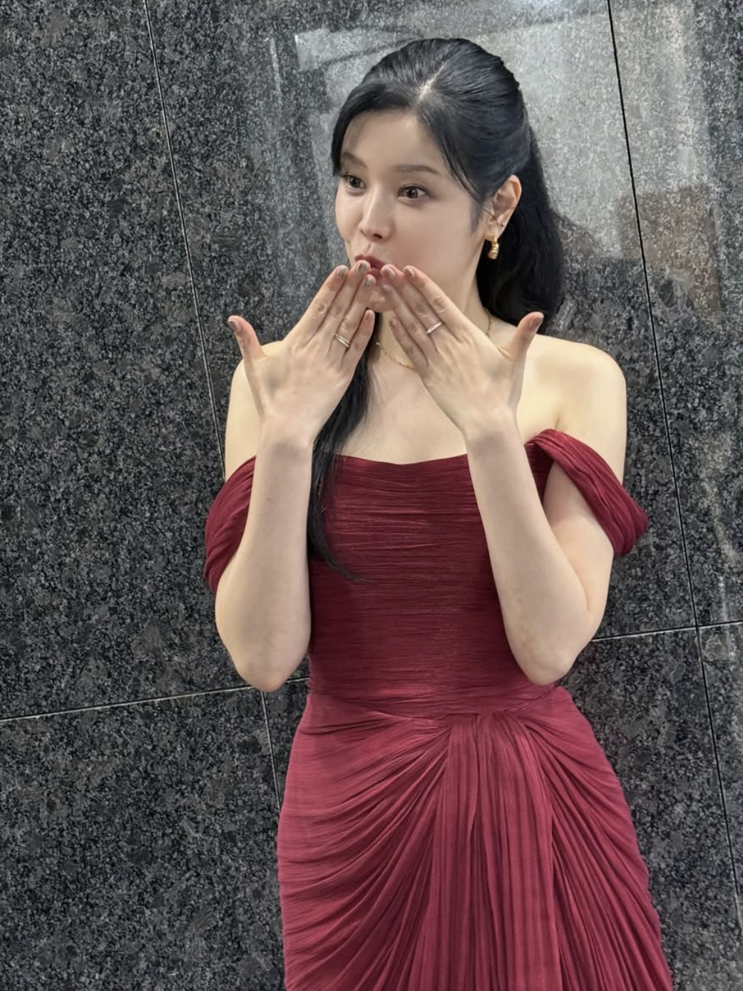 노란 수영복에 섹시한 몸매 어필하는 존예 처자