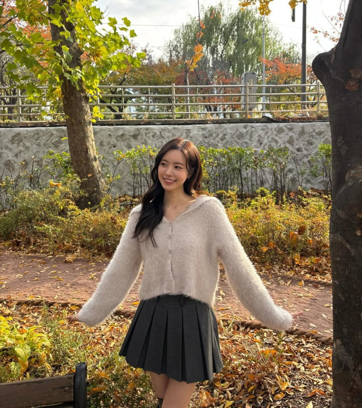 노란 수영복에 섹시한 몸매 어필하는 존예 처자