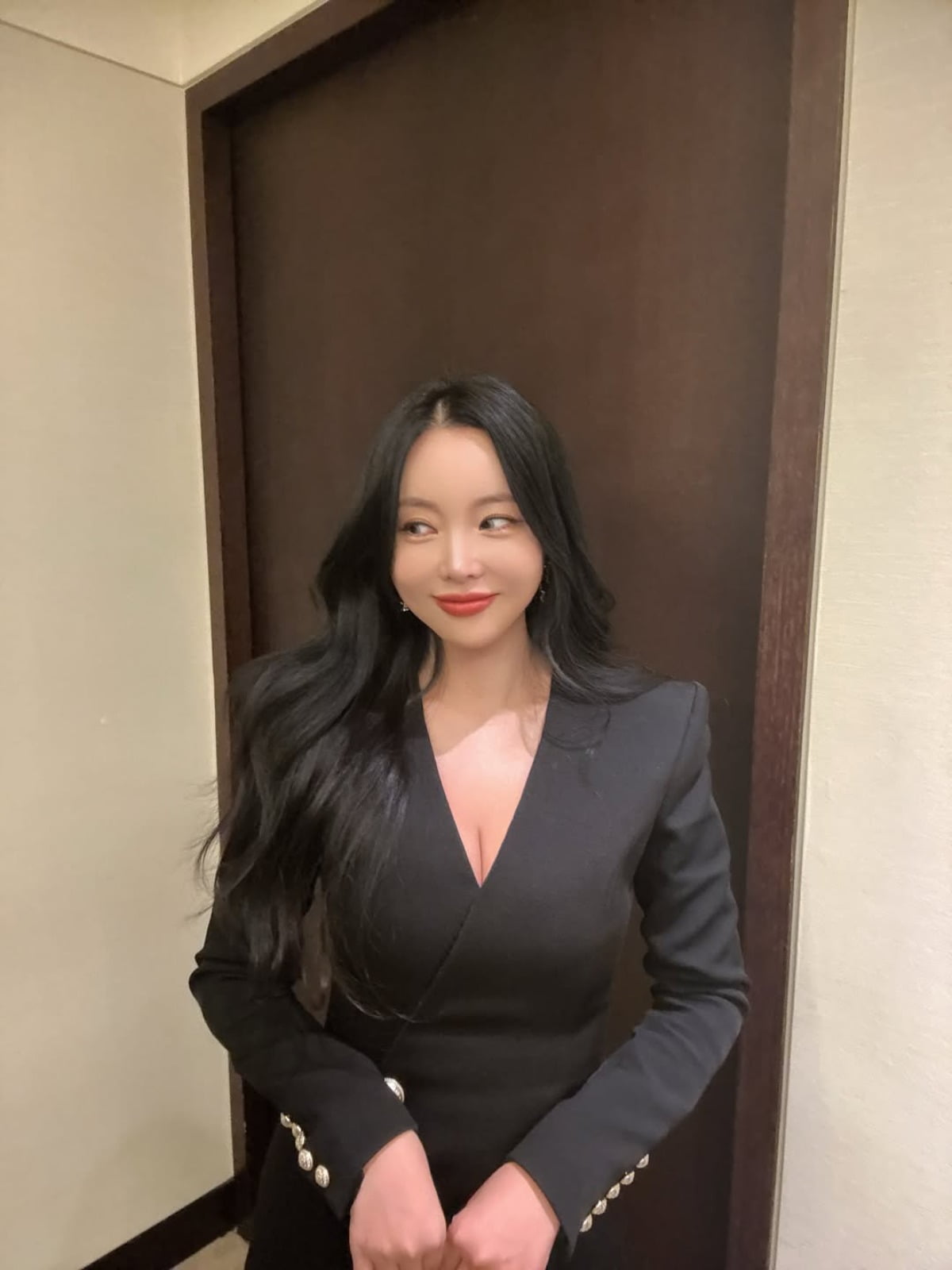 노란 수영복에 섹시한 몸매 어필하는 존예 처자