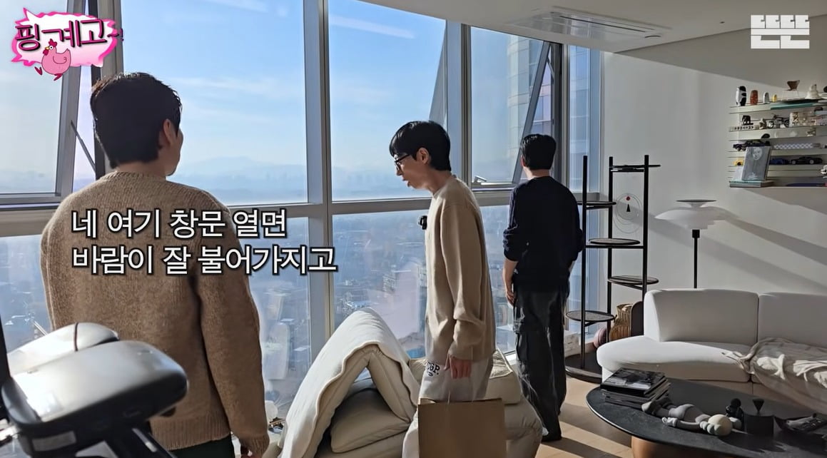 노란 수영복에 섹시한 몸매 어필하는 존예 처자