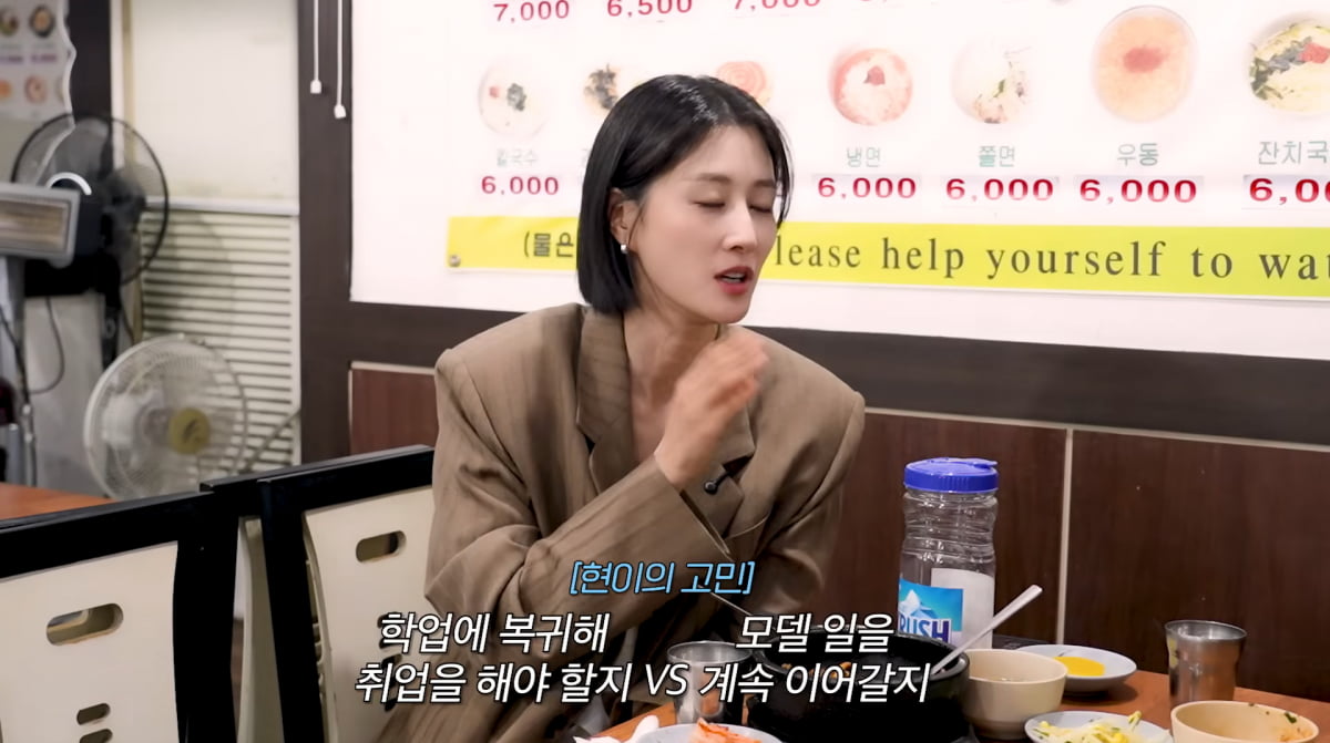 노란 수영복에 섹시한 몸매 어필하는 존예 처자